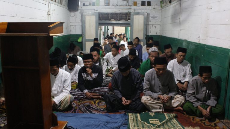 KILAS PANDANG SHALAT BERJAMAAH DI PP. MUS