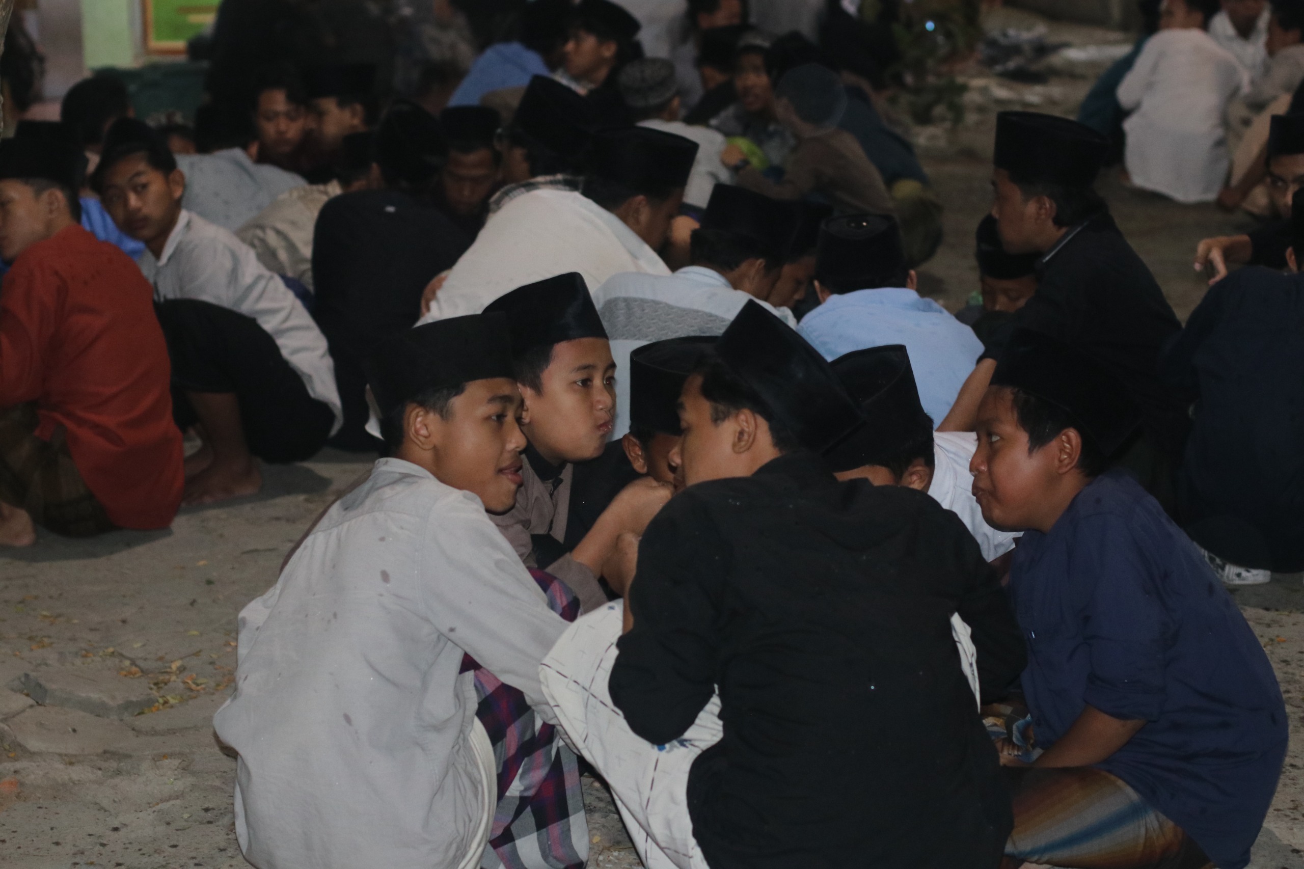 Momen kebersamaan menyantap nampanan