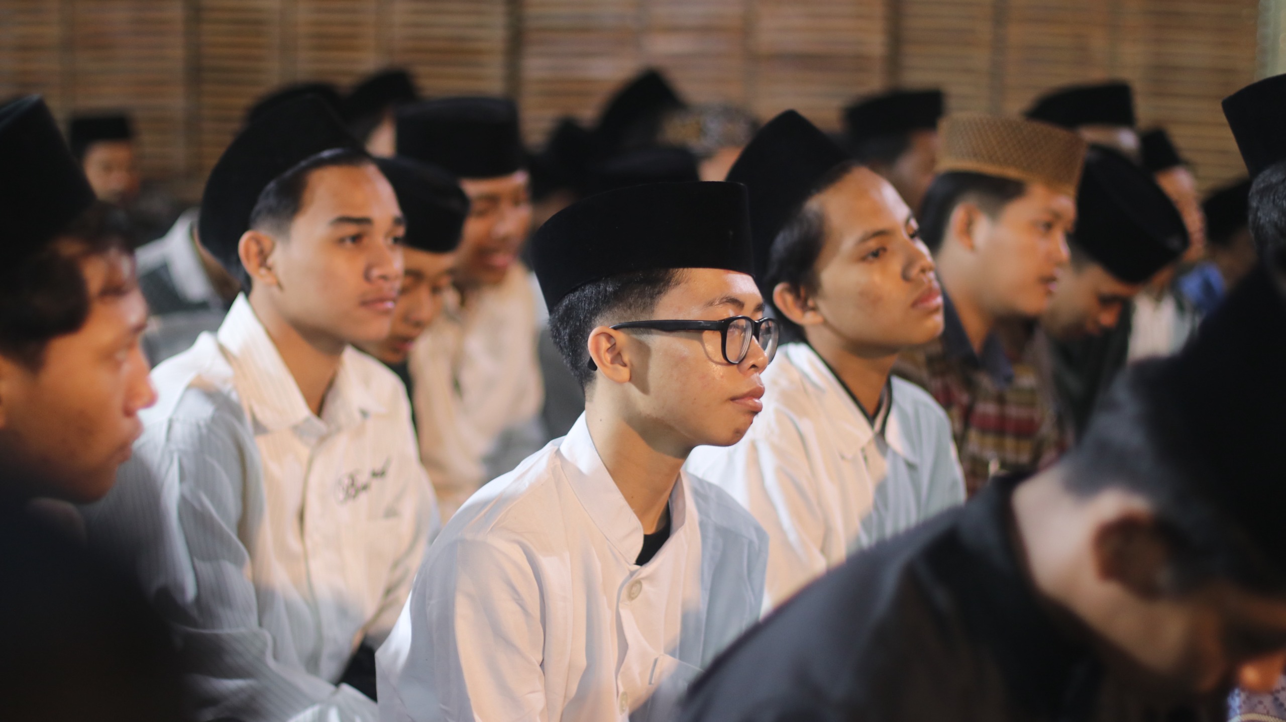 Santri menyimak dengan khidmat