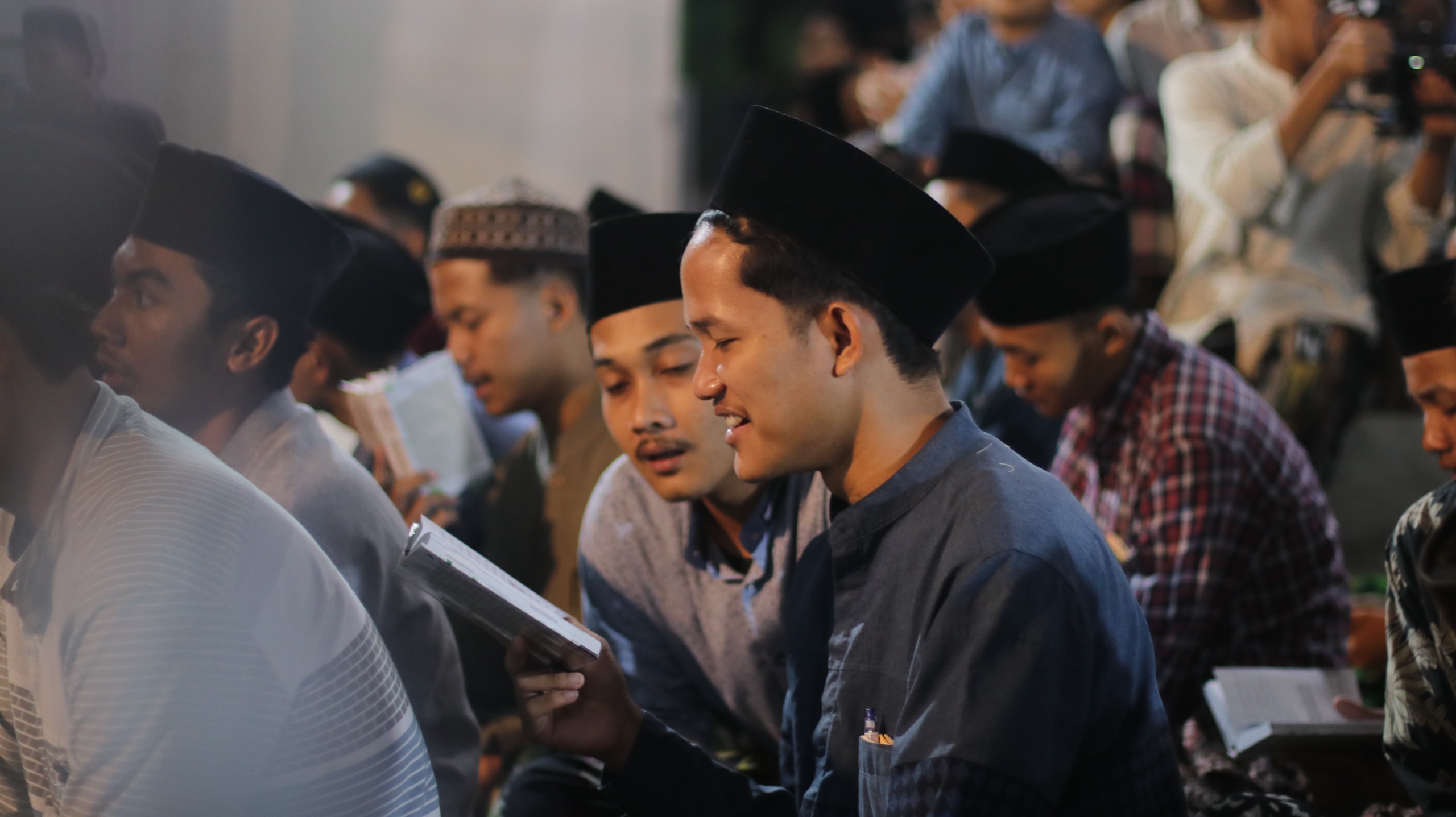 Keceriaan santri membaca kitab maulid